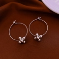 Minimalistische zilveren oorringen met vier-kraals bloembedel op fluwelen achtergrond - 69# 925 Sterling Silver Earring Post-Zilveren Fijne Creolen met Bloemmotief van Vier Kralen