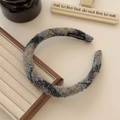 Blau-beiger karierter Strick-Haarreif für Damen mit handgemachtem Etikett im Fokus - Plüsch Stirnband / Blau