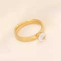 Vue macro d'une bague en acier doré avec un zircon cubique brillant serti à six griffes - 5# Blanc