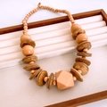 Détail du collier ethnique en perles de bois avec pendentif géométrique et coques de coco - Collier-Café