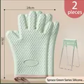 Silicone heat resistant oven mitts in Spruce Green with heart grip and bowl clip - 2 Pcs Set With Plate Clip / Mint Green
