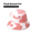 Gros plan du bob en peluche à motif vache rose et blanc avec texture douce en fourrure - 57-58cm (Ajustable) / Imprimé Vache Rose