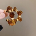 Makroaufnahme von modischen Bernstein-Resinperlen und Goldperlen an Creolen - 4# Braune Bernstein-Schildpatt-Harz & Metallperlen Creolen