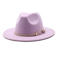 Détail d'un chapeau fedora en laine lavande avec bande en cuir kaki et boucle dorée - Violet Taro
