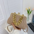 Borsa a mano beige a pieghe con manico a catena dorata e tracolla rimovibile - Cachi