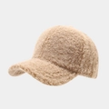 Detailopname van de dikke camelkleurige teddy fleece textuur van deze winter honkbalpet - Verstelbaar / Khaki