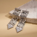 Dettaglio di orecchini a nappa in argento con cristalli lucidi su base in pietra - Stile Nappa Placcata in Oro Vero / Argento