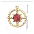 Detail van een 21 mm gouden roerhanger met rode natuursteen en afmetingen op witte basis - YE446-2 Rond Goud Rode Steen