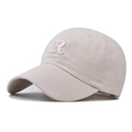 Détail de la lettre R brodée sur une casquette en coton beige avec visière courbée et sergé - XL (Plus de 60cm) / Beige