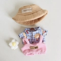 Blau kariertes Hemd mit beigefarbener Fischerhut und rosa Plüschweste für 17cm Puppen - Fischerhut + Kariertes Hemd + Rosa Weste 4-teiliges Set / Passend für 17cm Puppe