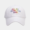 Dettaglio cappellino da baseball bianco in cotone con stampa colorata di testo chic - Regolabile / Bianco