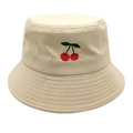 Dettaglio del ricamo a ciliegia e della trama del cappello alla pescatora color beige - M (56-58cm) / Cachi