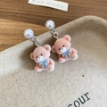 Macro di orecchini a forma di orsetto rosa con fiocco blu e perle bianche lucide - Orso (Perno per orecchini in argento sterling 925) / Rosa
