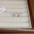 Boucles d'oreilles perles blanches minimalistes sur un plateau en velours beige élégant - Clous d'Oreilles Perle Tige Argent / 12mm / Blanc