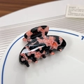 Pinza para el pelo de acetato con patrón de mármol rosa y negro y muelle metálico - Rosa