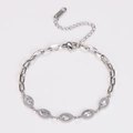 Dettaglio del bracciale a catena argento con cinque zirconi marquise e chiusura regolabile - Color Acciaio