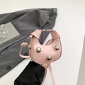 Rosa sichelförmige Umhängetasche mit großen silbernen Perlen und Crossbody-Riemen - Rosa