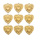 Set di nove ciondoli a cuore dorati con motivi a stella incisi su sfondo bianco - Oro-Disco a Cuore