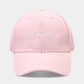 Dettaglio cappello da baseball in velluto rosa con ricamo del testo it is what it is - Regolabile / Rosa