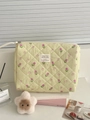 Detalle de neceser acolchado amarillo con estampado de tulipanes morados y cierre - Bolsa Cuadrada Mediana (HZB-0235)