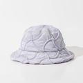 Detalle de la textura de satén acolchado lavanda en este cálido sombrero de pescador - M(56-58cm) / Violeta Claro