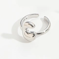 Makro-Detail eines silbernen verstellbaren Rings mit minimalistischer organischer Textur - Buchstabe C Stil