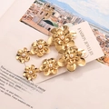Orecchini a fiore dorati eleganti con perle bianche lucide e design a più strati - Oro