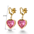 Roze hartvormige kristallen oorbellen met gouden hart haken en zirkonia bloem accenten - ER-1124 Gouden holle roze hart hanger oorbellen