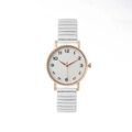 Détail de la montre ronde or rose avec bracelet blanc ondulé et chiffres clairs - Blanc