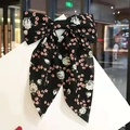 Detail einer großen Haarschleife mit rosa Blumenmuster auf schwarzem Chiffon - 1#Schwarz Blumig