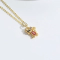 Collier délicat en or avec pendentif ours de dessin animé et pierres rouges - Singe en Zirconia Rouge (XL3221-2)