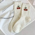 Beigefarbene Konfetti-Baumwollsocken mit Kirsch-Stickerei und geripptem Saumdesign - Kirsche