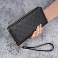 Lange schwarze Damen Geldbörse aus PU-Leder mit geometrischer Prägung und Handschlaufe - Schwarz