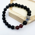 Naturstein-Armband aus schwarzer Lava mit Hamsa-Hand, bösem Blick und roten Akzentperlen - Schwarzer Lavastein & Roter Achat Hamsa Hand Armband