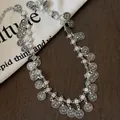 Dettaglio della catena in vita bohémien retrò con nappe di monete e finitura argento - Stile Nappina a Moneta