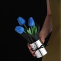 Dettaglio di tre tulipani blu in PU in un vaso d'argento con carta nera e fiocco - Fiore Blu + Secchio Argento (Con Borsa Senza Luci)