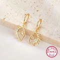 Detaillierte Makroansicht der S925 Sterling Silber Gold Augen-Ohrringe mit Diamant-Inlay - KE23152 Augenohrstecker / Gold