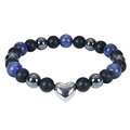 Nahaufnahme der 8mm matt schwarzen Achatperlen mit floralem Stein und Herzanhänger - Sodalith Armband