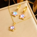 Elegantes Set aus goldener Kette und Blumenohrringen mit lila Kristallen auf einer Schmuckbox - Lilafarbener Blumenanhänger (N2864)