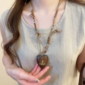 Detaillierte Nahaufnahme von Holz Herzanhänger mit goldenem Orb Logo an Kordelkette - Kaffee Saturn Orb Logo Stil (31#)