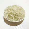 Éclats de cristal naturel translucide vert clair dans un bol en céramique blanc - Citrine