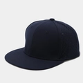 Detalle de orificios de ventilación láser en la gorra plana azul marino de secado rápido - Azul marino