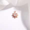 Primer plano de un colgante de estrella en oro rosa con circón sobre fondo de tela - Oro Rosa Circonita Blanca Estrella de Ocho Puntas Calada