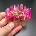 Detail eines handgemachten Haarkamms mit rosa Kristallen und goldenen Metalldrähten - Rosenroter Kristall + Goldener Kamm Zweig