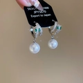 Μακροεντολή λεπτομέρεια σκουλαρικιών S 14K με ζιργκόν και μεγάλα λευκά μαργαριτάρια - Ασημί
