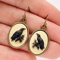 Orecchini vintage a forma ovale con corvo nero e finitura in bronzo antico stile gotico - Rilievo Corvo Nero Vintage