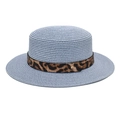 Vista dettagliata di un cappello di paglia azzurro con nastro leopardato alla moda. - M (56-58cm) / Celeste