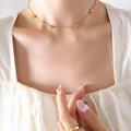 Collier à maillons cœur doré pour femme de style coréen minimaliste sur un mannequin - Collier Coeur Horizontal Or-35+5cm