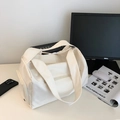 Dettaglio borsa da fitness beige capiente con tasca laterale e zip esterna - Bianco