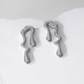 Boucles d'oreilles minimalistes en métal liquide géométrique avec fini miroir argenté - 14k / Argenté